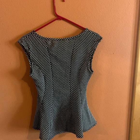 ‼️SOLD‼️Sleeveless Blouse w Raised PolkaDots & Flared Bottom Flattering! - Picture 11 of 13